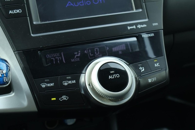2014 Toyota Prius V Five photo 31