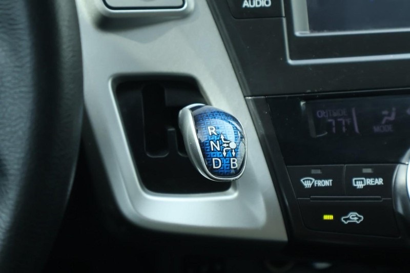 2014 Toyota Prius V Five photo 32