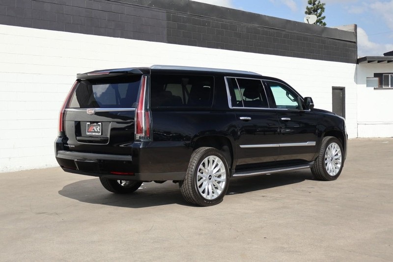 2019 Cadillac Escalade ESV Luxury photo 3