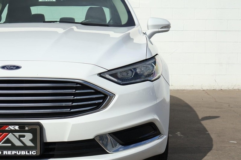 2018 Ford Fusion Hybrid SE photo 3