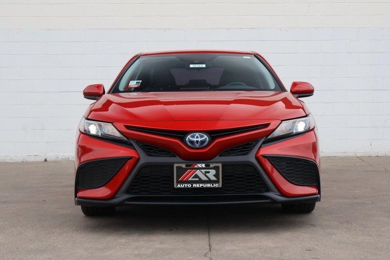 2021 Toyota Camry Hybrid SE photo 2