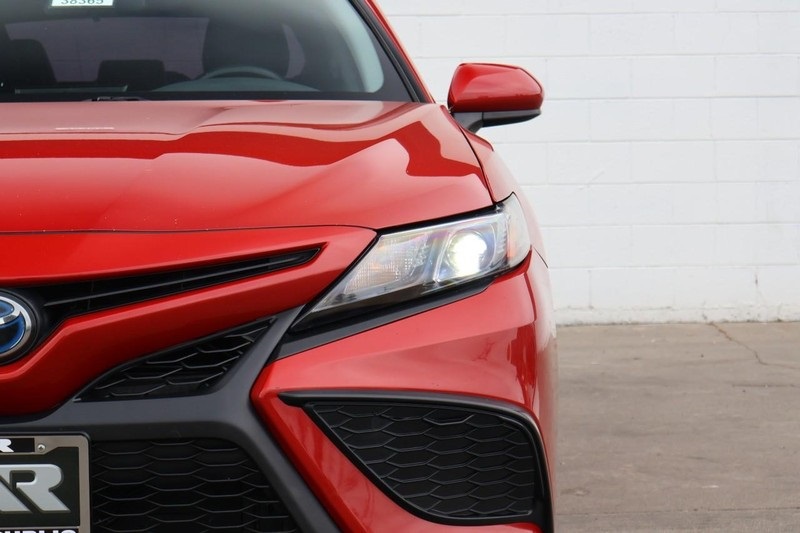2021 Toyota Camry Hybrid SE photo 3