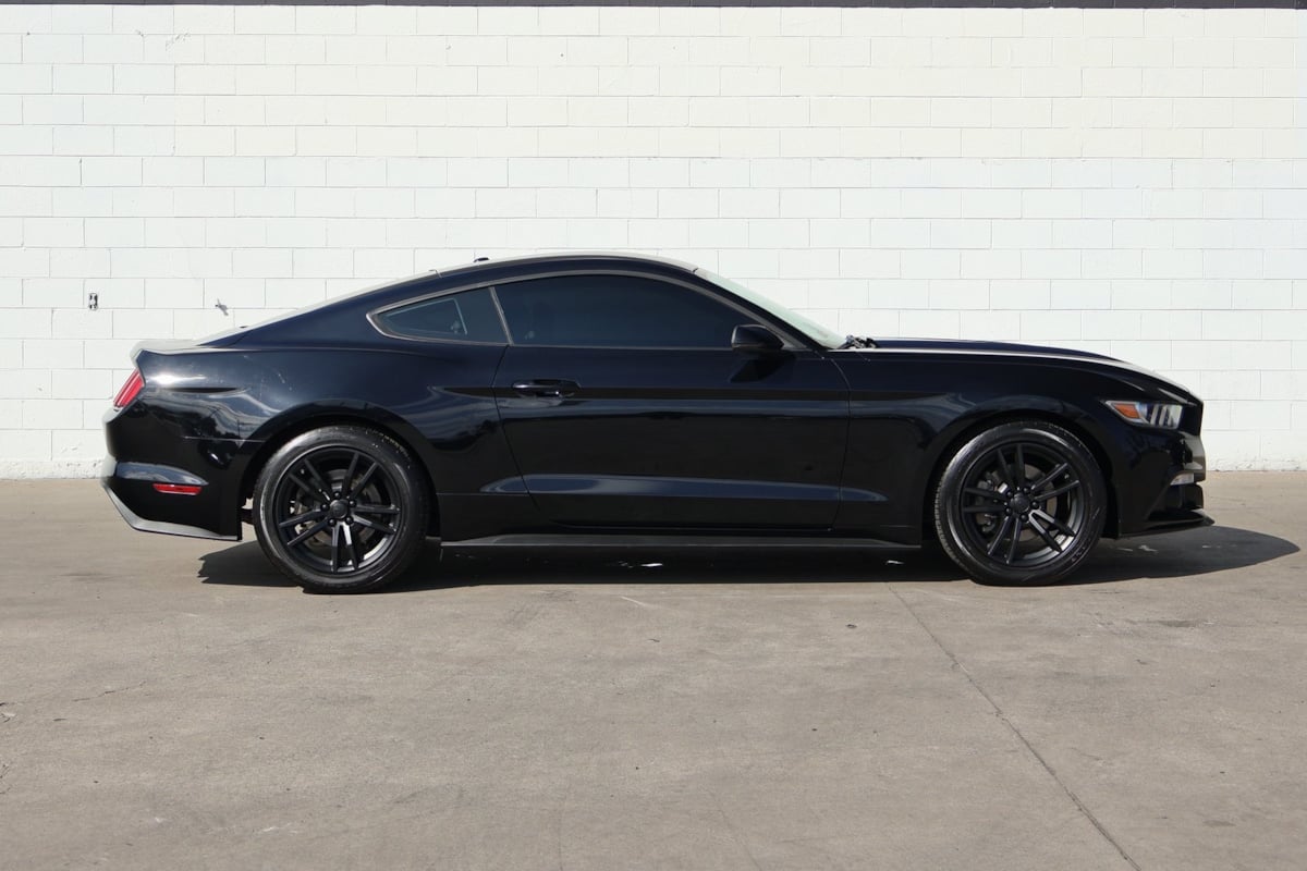 2016 Ford Mustang EcoBoost Premium photo 4