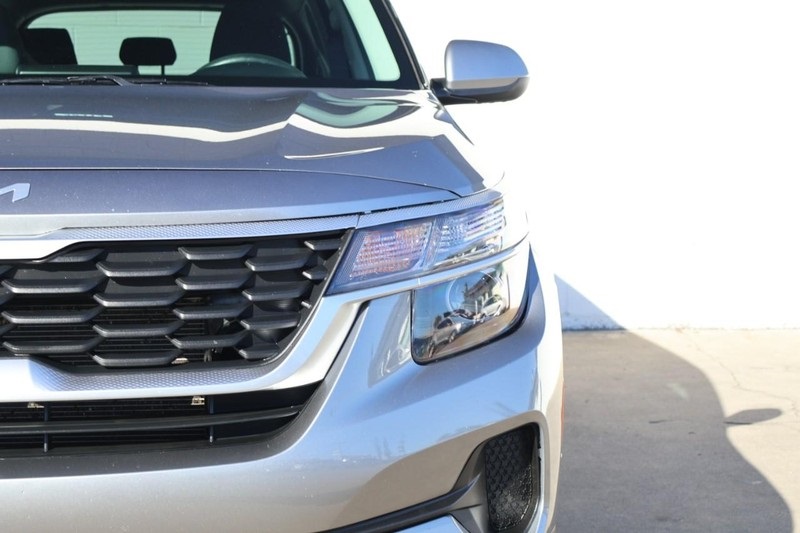 2023 Kia Seltos LX photo 2