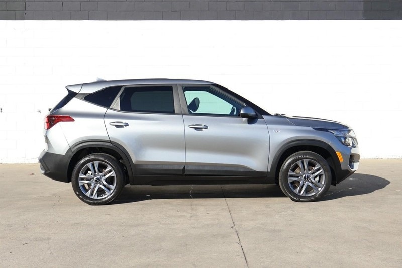 2023 Kia Seltos LX photo 3