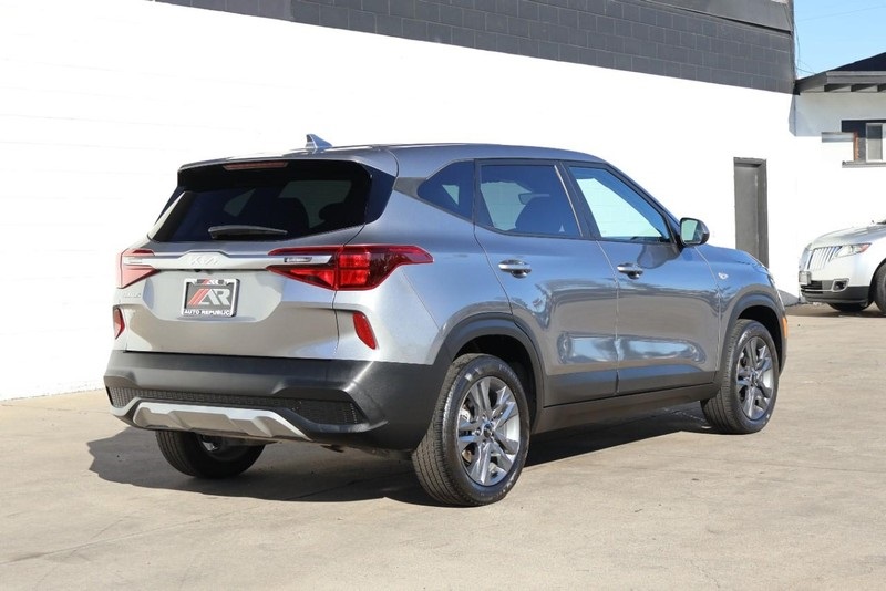 2023 Kia Seltos LX photo 4