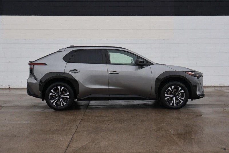 2023 Toyota bZ4X XLE photo 4