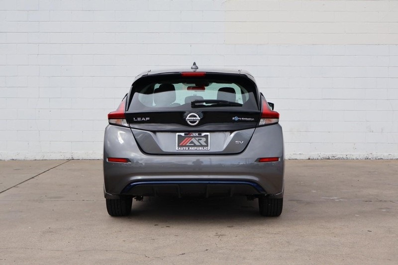 2021 Nissan Leaf SV photo 2