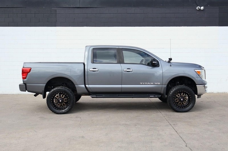 2018 Nissan Titan SV photo 2