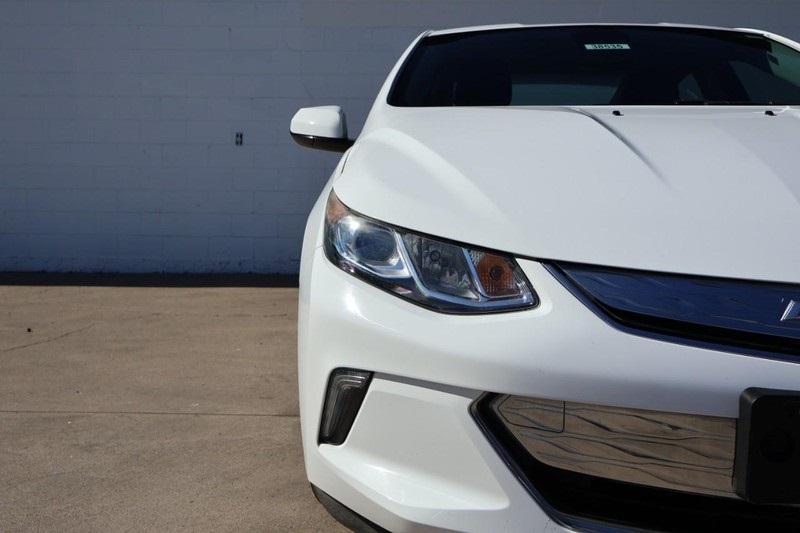 2017 Chevrolet Volt LT photo 3