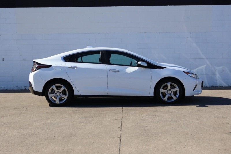 2017 Chevrolet Volt LT photo 4
