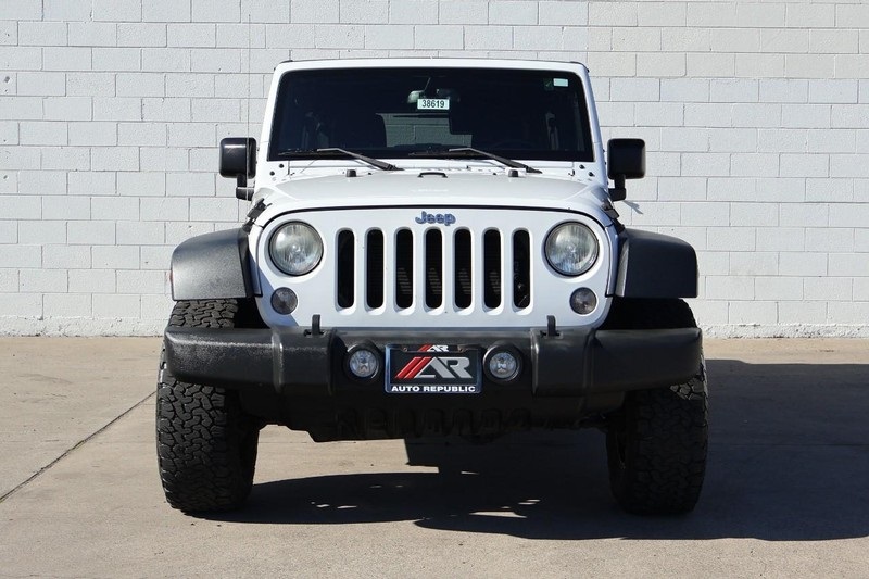 2015 Jeep Wrangler Unlimited Rubicon photo 2