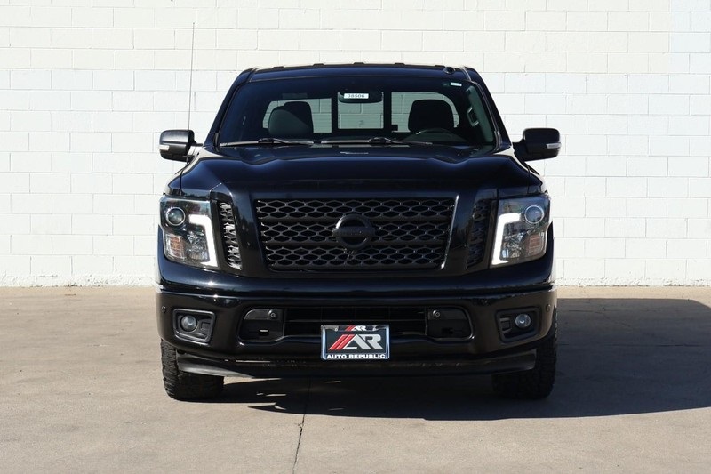 2018 Nissan Titan SV photo 2