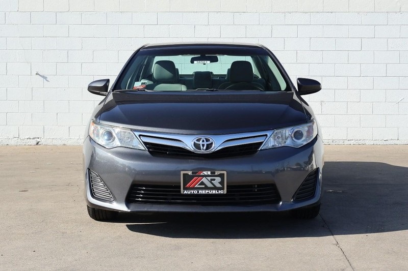 2012 Toyota Camry LE photo 2