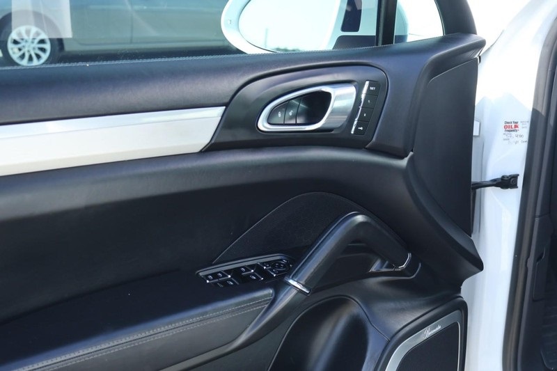 2015 Porsche Cayenne Turbo photo 18