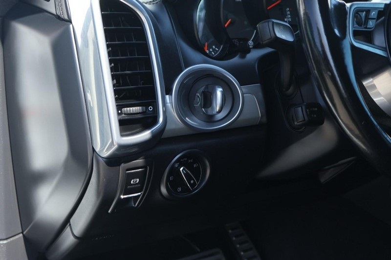 2015 Porsche Cayenne Turbo photo 20