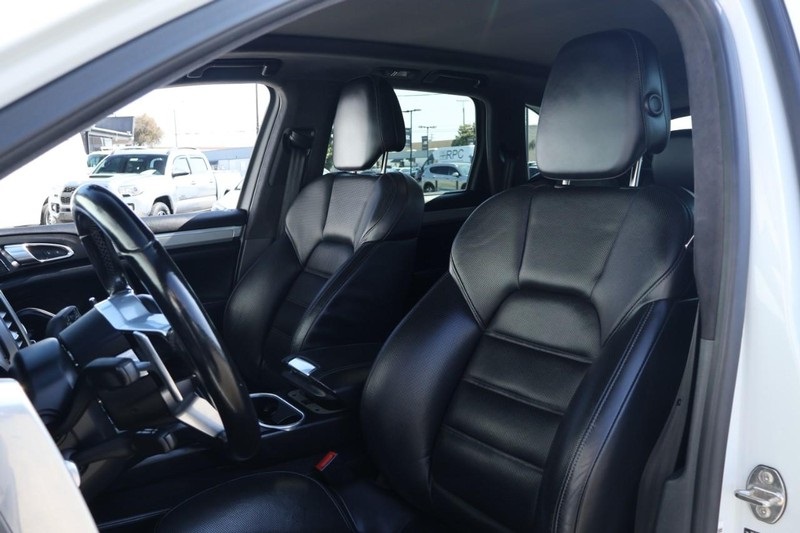 2015 Porsche Cayenne Turbo photo 22