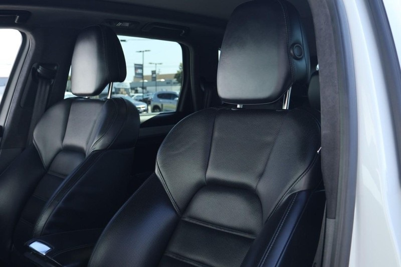 2015 Porsche Cayenne Turbo photo 23