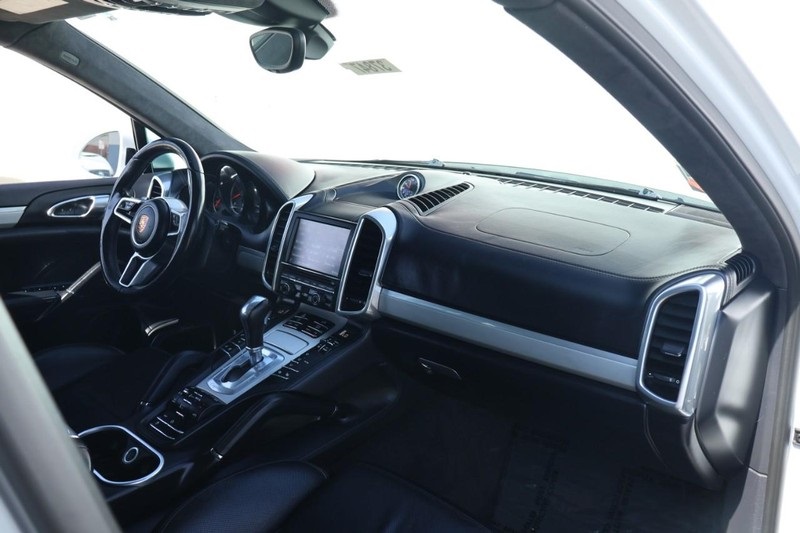 2015 Porsche Cayenne Turbo photo 24