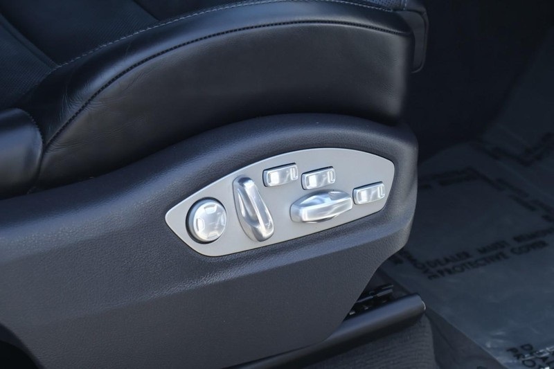 2015 Porsche Cayenne Turbo photo 25