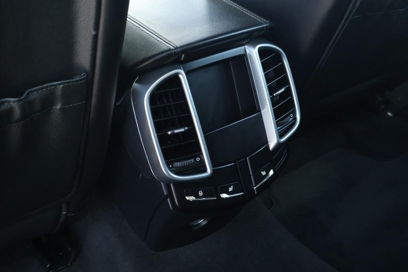 2015 Porsche Cayenne Turbo photo 28