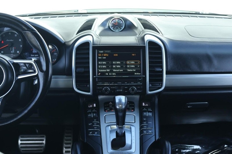 2015 Porsche Cayenne Turbo photo 34