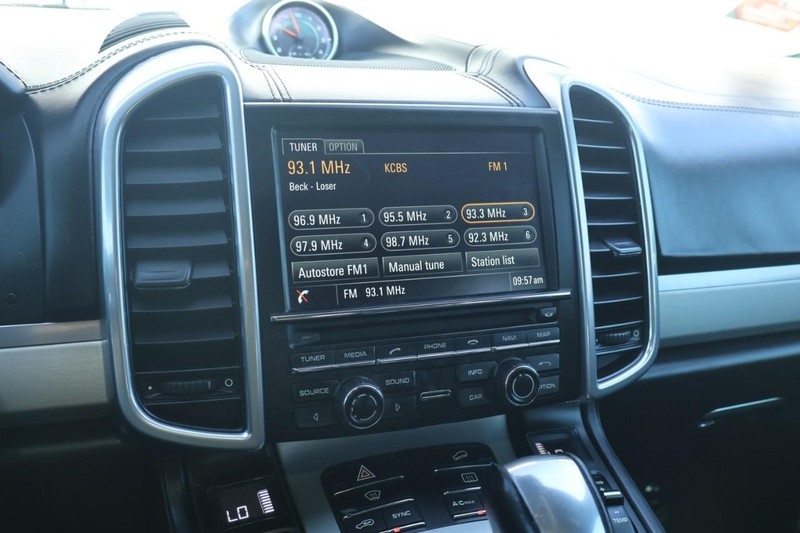 2015 Porsche Cayenne Turbo photo 36