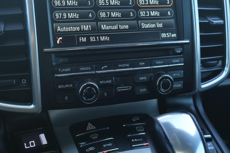 2015 Porsche Cayenne Turbo photo 38
