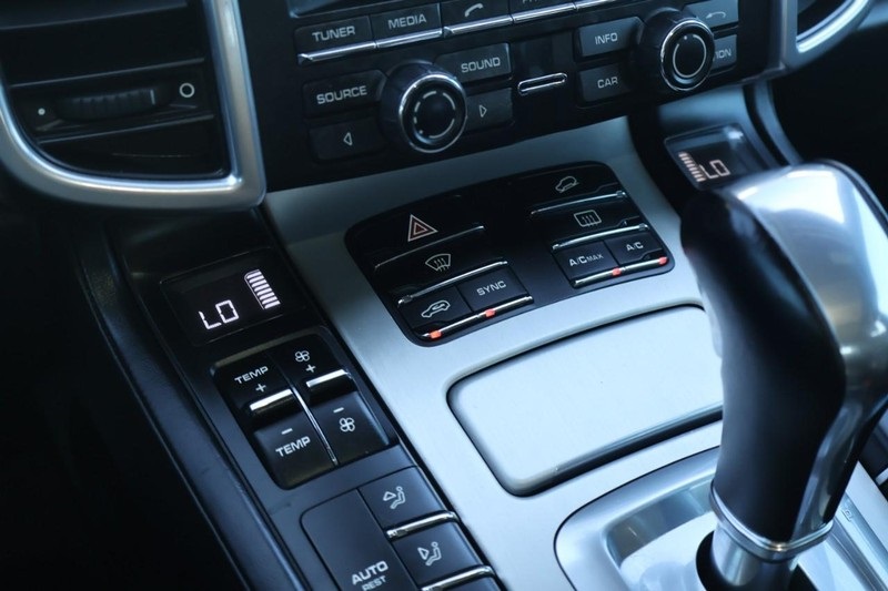 2015 Porsche Cayenne Turbo photo 41