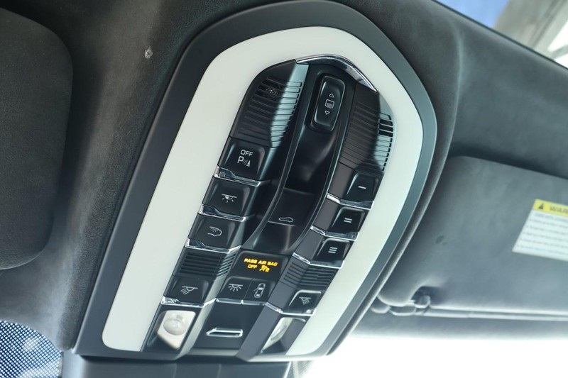 2015 Porsche Cayenne Turbo photo 46