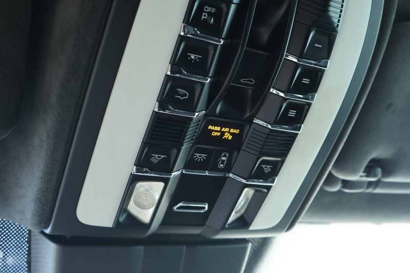 2015 Porsche Cayenne Turbo photo 47