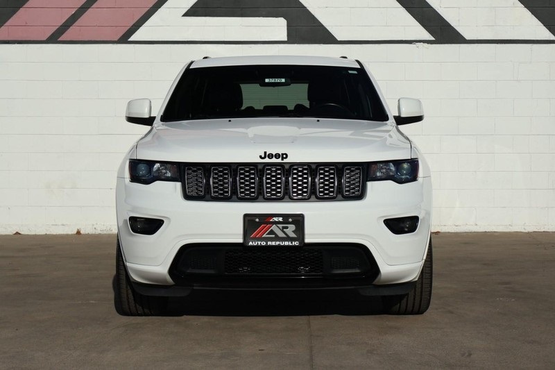 2021 Jeep Grand Cherokee Laredo X photo 2