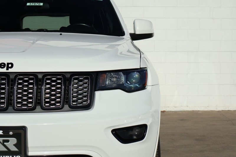 2021 Jeep Grand Cherokee Laredo X photo 3