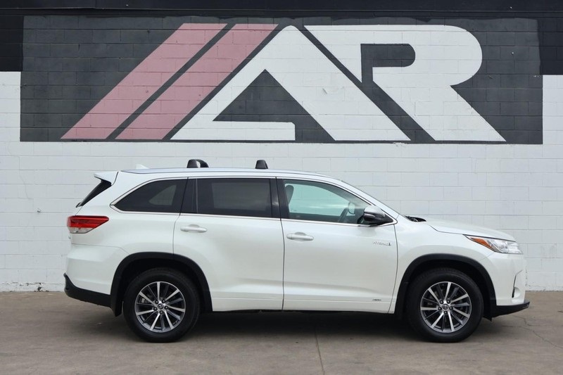 2017 Toyota Highlander Hybrid XLE photo 3
