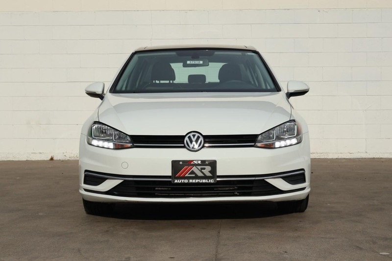 2020 Volkswagen Golf TSI photo 2