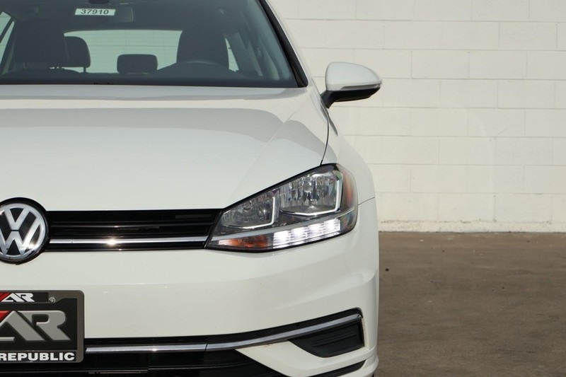 2020 Volkswagen Golf TSI photo 3