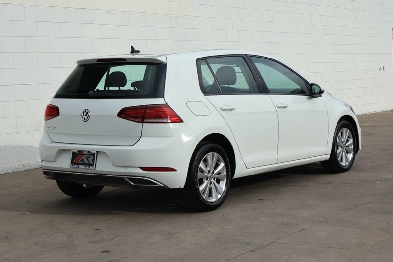 2020 Volkswagen Golf TSI photo 5