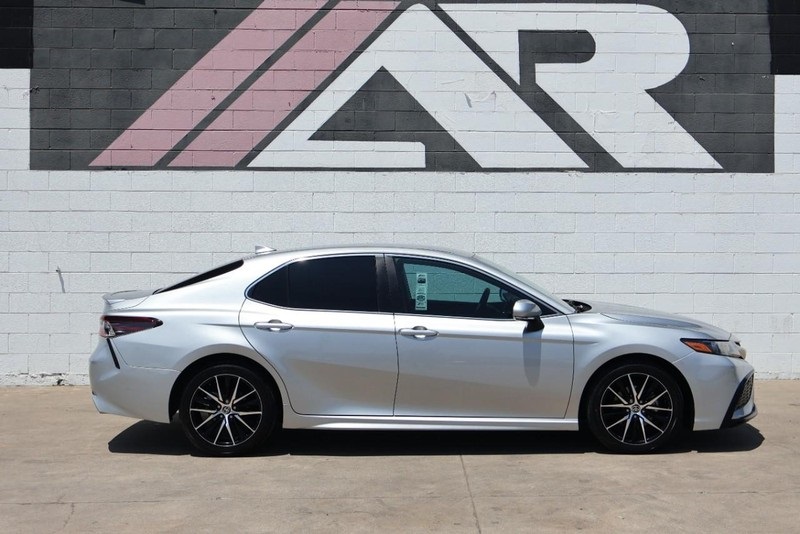 2023 Toyota Camry SE photo 3