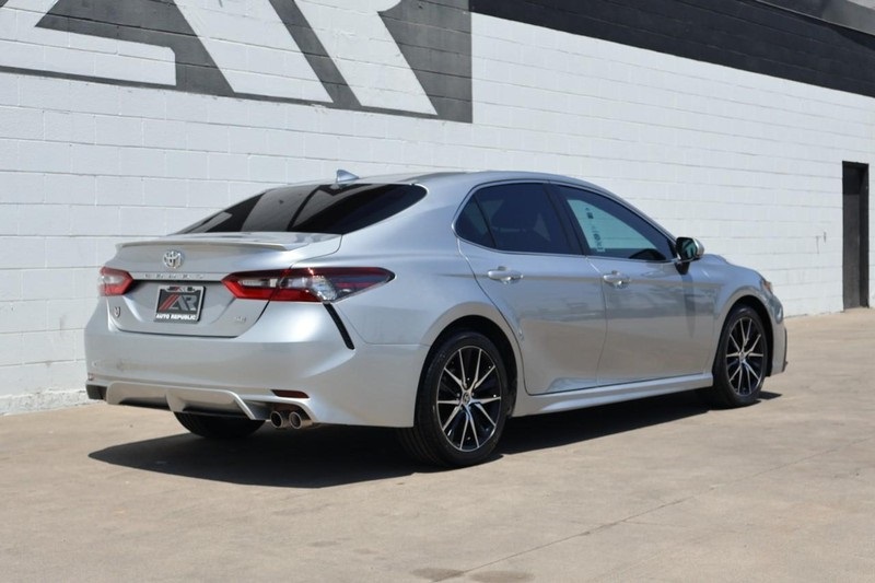 2023 Toyota Camry SE photo 4