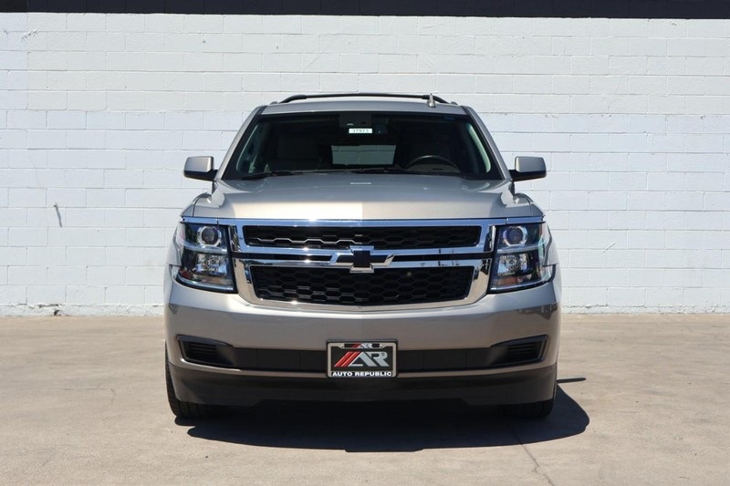 2017 Chevrolet Suburban LT photo 2