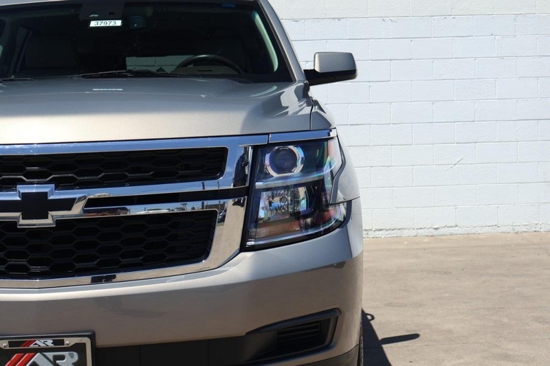 2017 Chevrolet Suburban LT photo 3