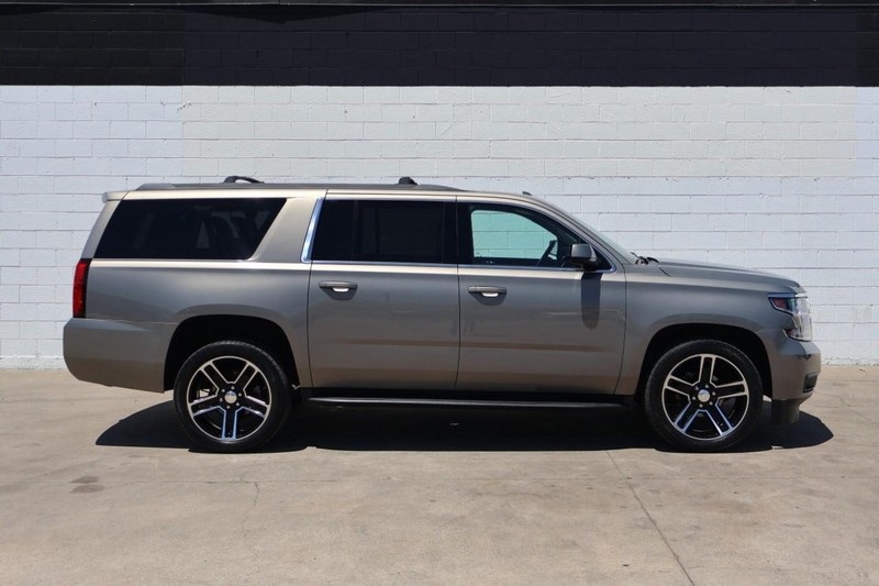 2017 Chevrolet Suburban LT photo 4