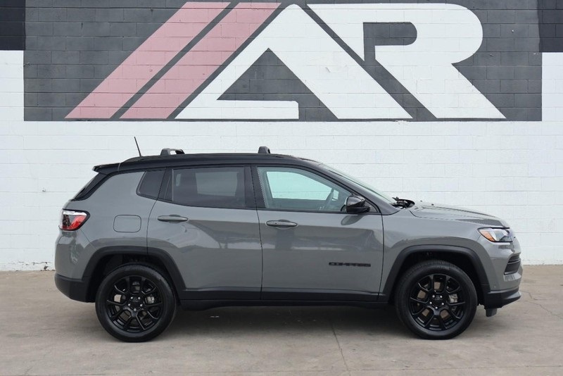 2023 Jeep Compass Altitude photo 2