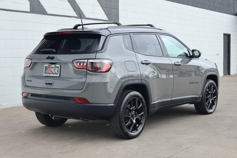 2023 Jeep Compass Altitude photo 3