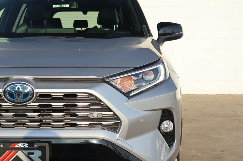2019 Toyota RAV4 Hybrid XSE photo 2