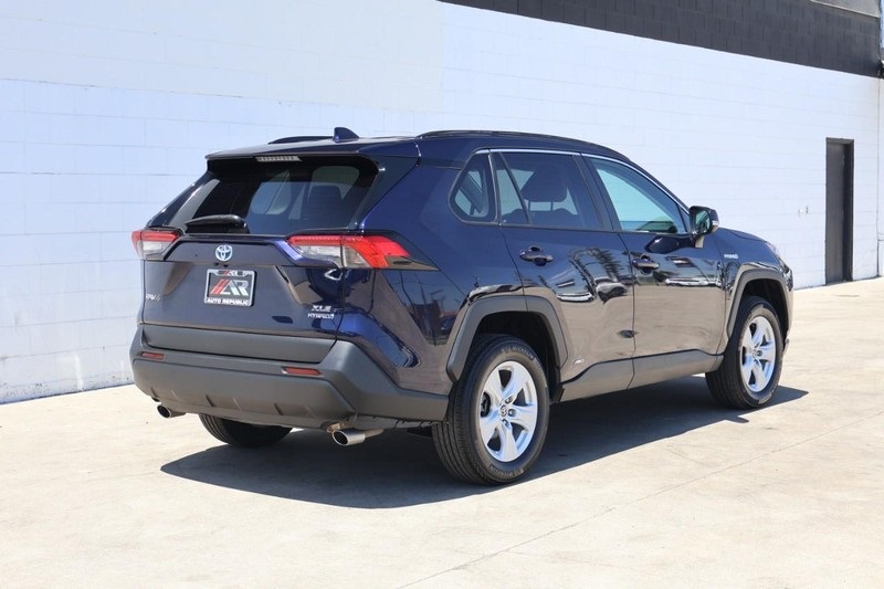 2021 Toyota RAV4 Hybrid XLE photo 2