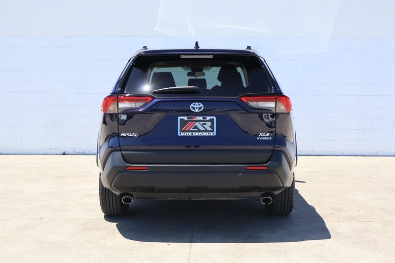 2021 Toyota RAV4 Hybrid XLE photo 3