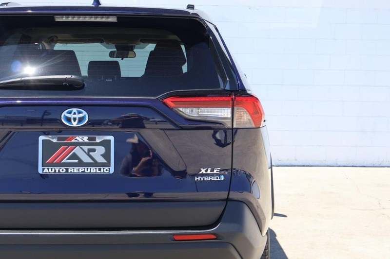 2021 Toyota RAV4 Hybrid XLE photo 4