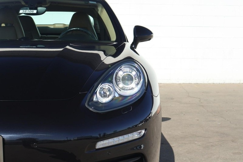 2016 Porsche Panamera Base photo 2