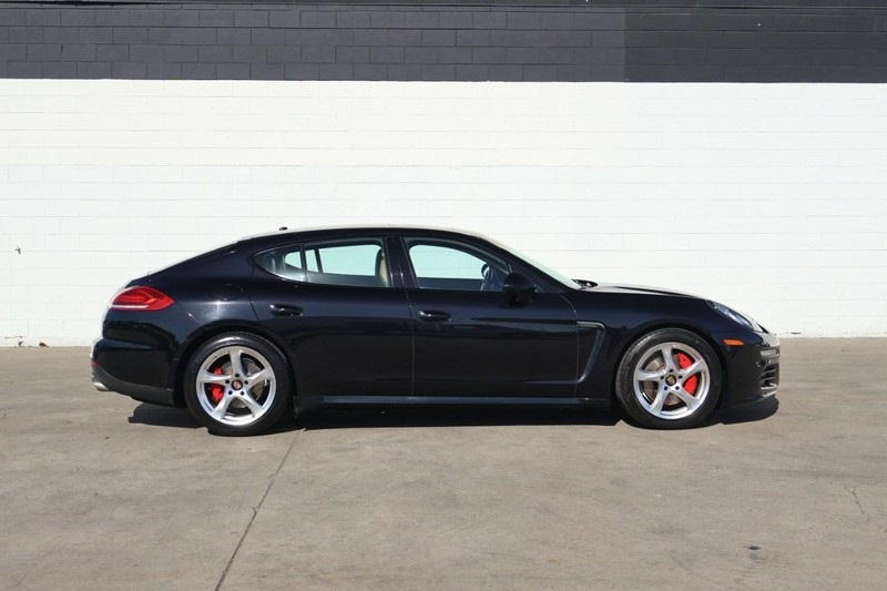 2016 Porsche Panamera Base photo 3